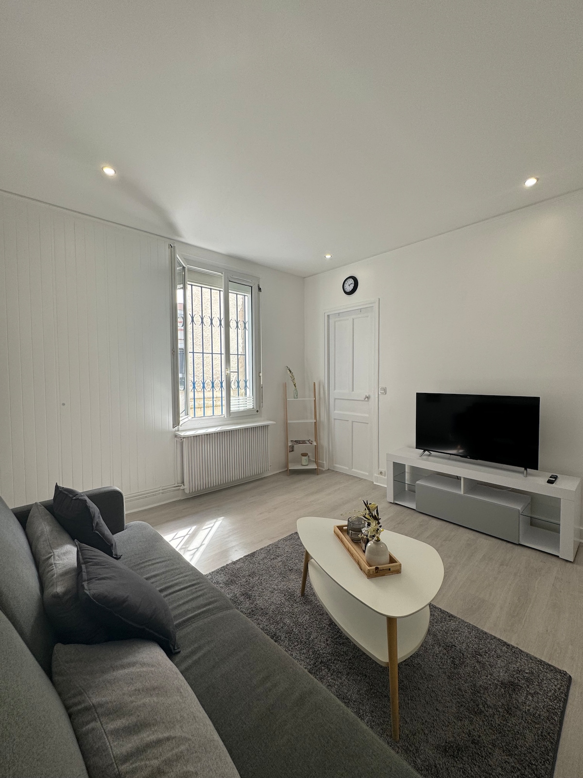 אזור טרקלין להירגעות, מצויד בספה נפתחת וטלוויזיה חכמה.