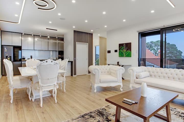 Upscale Abode With Lift, Sea And Skyline Views - Auckland
