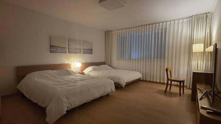 房间很宽敞。享受Netflix。
享受遮光帘带来的睡眠。