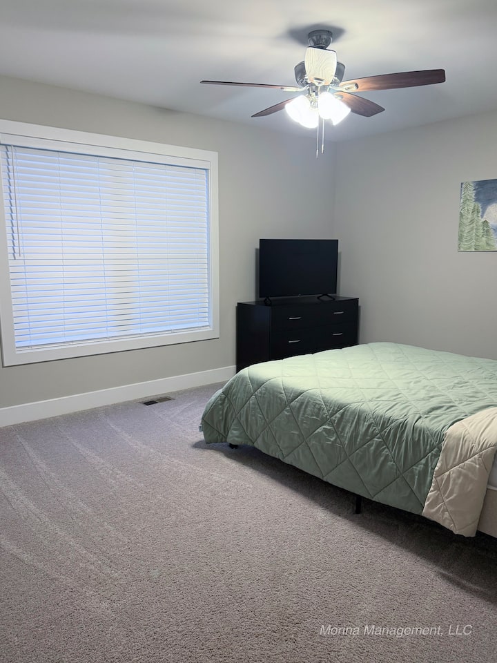 เตียงควีนไซส์พร้อมตู้เสื้อผ้าและทีวีขนาด 40 " ไม่มีรูป: ตู้เสื้อผ้าขนาดปกติ