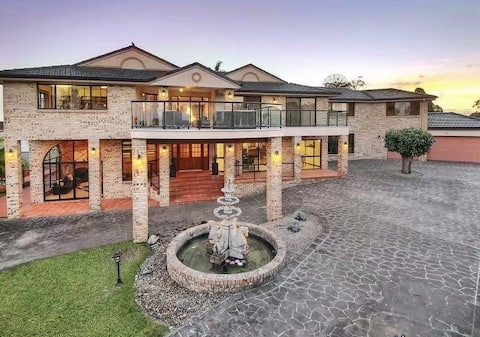 Massive 6-Bed Luxurious Home with Free Parking