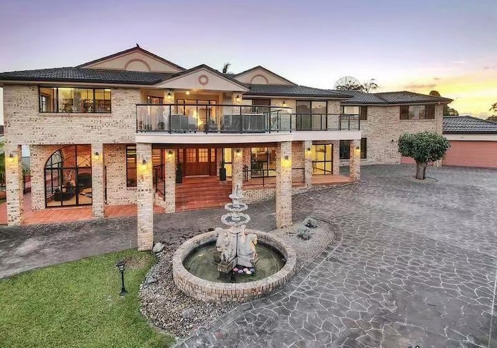 Massive 6-bed Luxurious Home With Free Parking - Brisbane