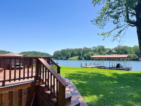 Enjoy the Lakefront Lodge with Sunroom & Hot Tub!