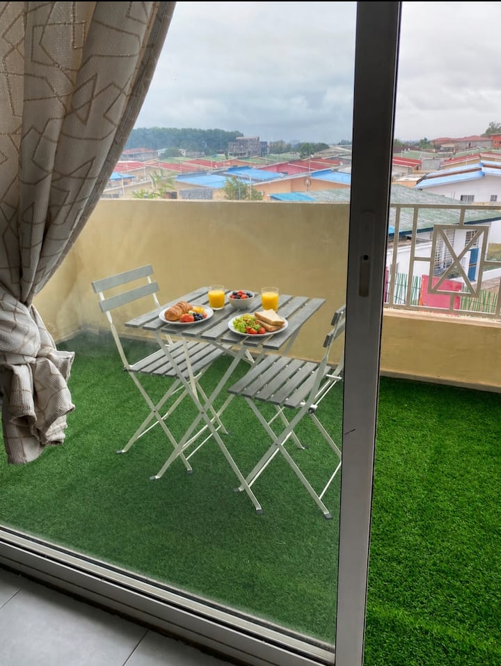 Petit-déjeuner servi sur le balcon privatif, avec vue sur la ville