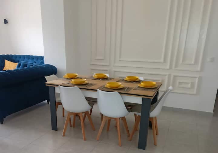 Salle à manger de l'appartement Akanda, table dressée pour six