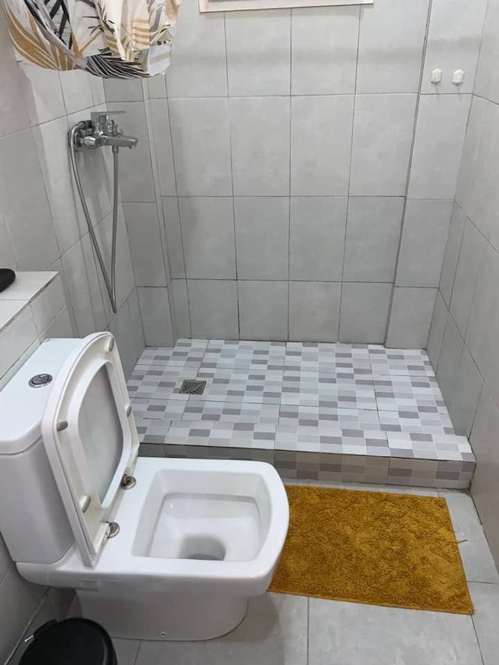 Salle de bain principale avec douche à l'italienne