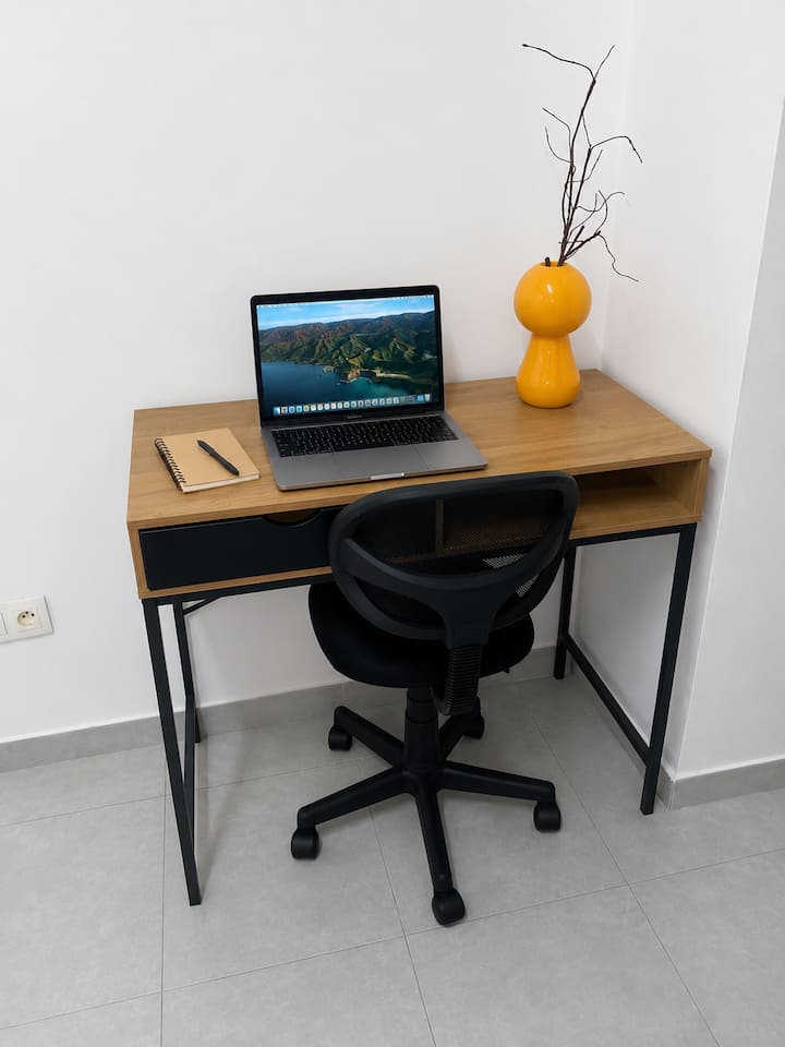 Espace de travail avec bureau et chaise ergonomique