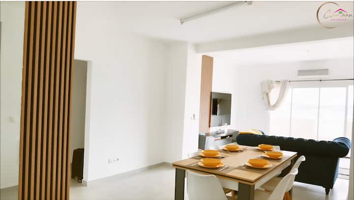 Cuisine ouverte et claustra en bois de l'appartement Akanda