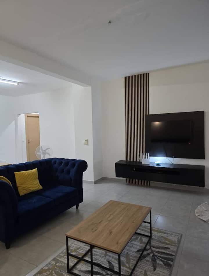 Salon et meuble télévision de l'appartement Akanda