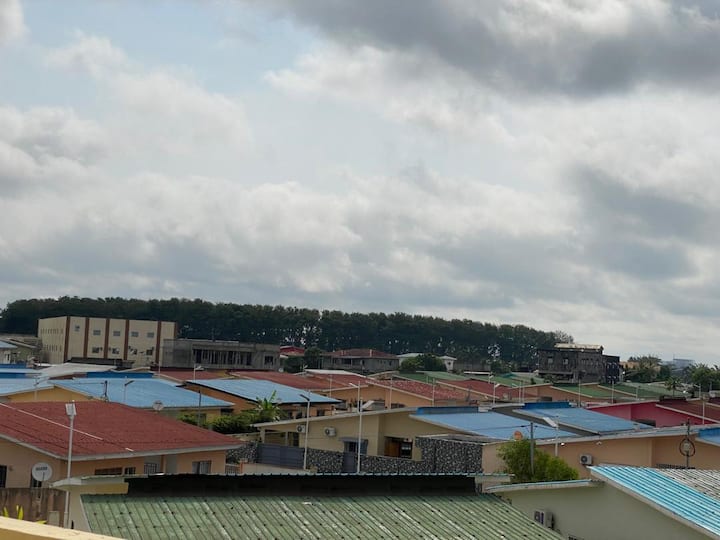 Vue sur les toits de Libreville depuis le balcon