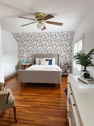 Cozy bungalow in friendly neighborhood with bikes! gallery image 5