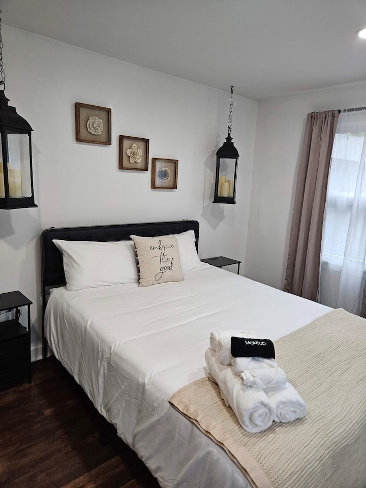 Dormitorio trasero con tranquilidad añadida.  Sin TV por diseño, con 6 ventanas para disfrutar de los alrededores, con un porche privado fuera de la habitación para sentarse y disfrutar del café de la mañana