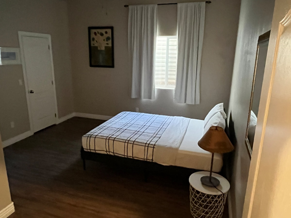 חדר שינה עם שולחן כתיבה