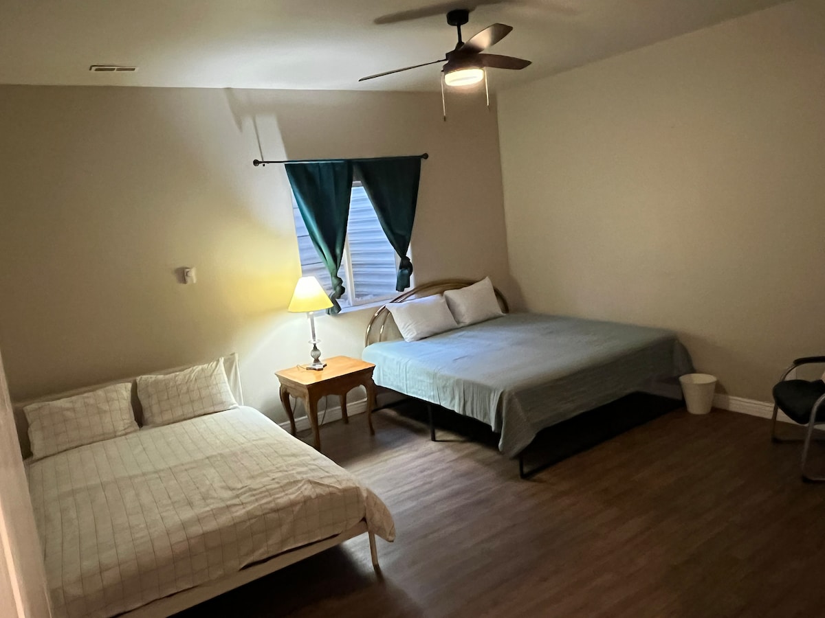 חדר שינה גדול עם שתי מיטות קווין סייז