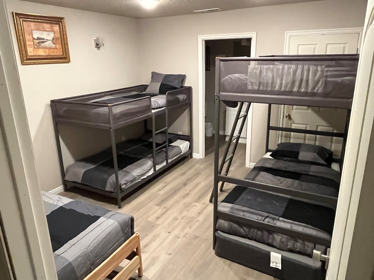 חדר שינה עם שתי מיטות קומותיים ומיטה זוגית 