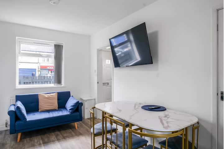 Contractors, Wifi, Discounts, Parking, Sleep 7 - Birkenhead