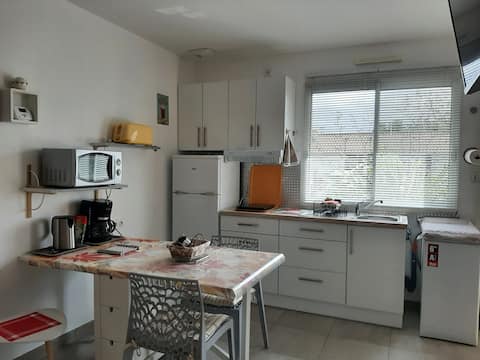 Top performing Airbnb: One-story, renovated, kitchen, 20 km from Puy du Fou. in Cholet