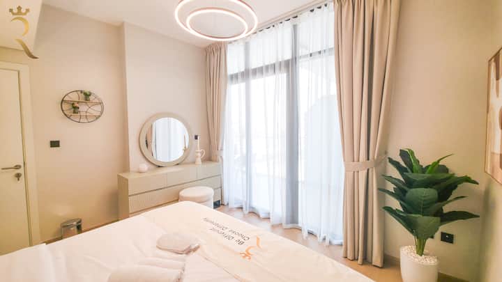 Tu santuario personal: sumérgete en la serenidad y la comodidad y relájate en este acogedor dormitorio, diseñado para disfrutar de noches de descanso y mañanas tranquilas.
