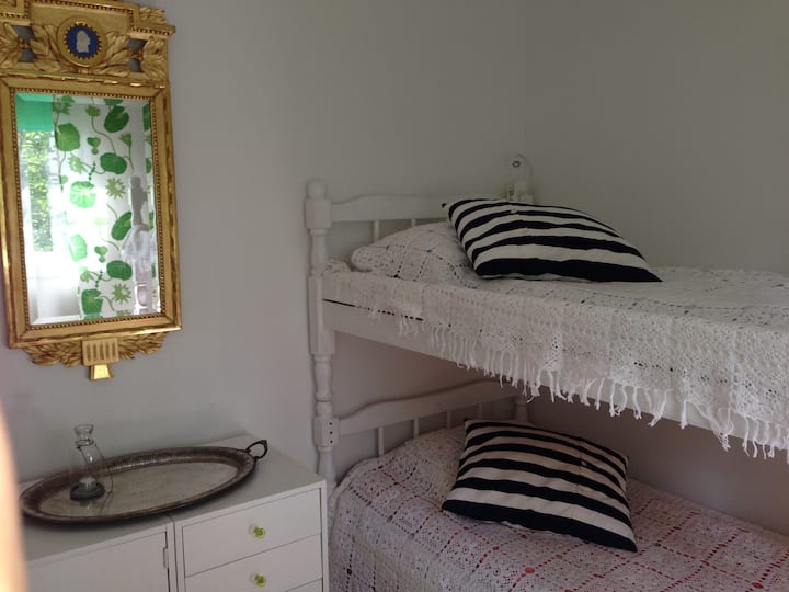 In bedroom 2, there is a bunk bed that is 90 cm wide, as well as a dresser where you can put clothes.