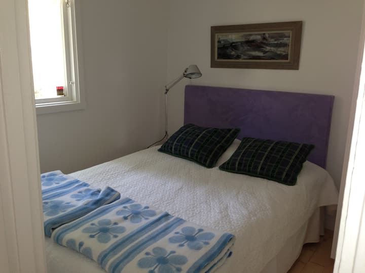 In bedroom 1, there is a double bed that is 140 cm wide and two floor lamps. 