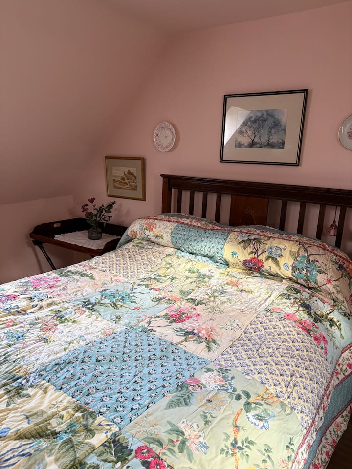 غرفة النوم الثانية في الطابق العلوي.  توجد خزانة ذات أدراج ومساحة تعليق واسعة في غرفة النوم هذه.  تحتوي الغرفة على نافذتين من نوع فيلكس مع ستائر على الرغم من أن بعض الضوء يمر من الجانبين.