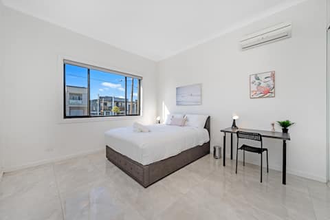 Beautiful King Room / Modern Newly Renovated / With Backyard + 3 Bathrooms