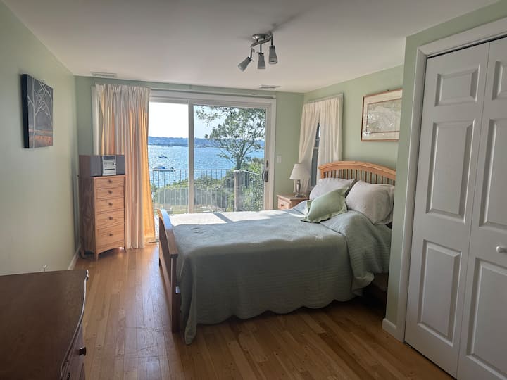 ห้องนอนใหญ่พร้อมระเบียงและห้องน้ำส่วนตัวพร้อมอ่างอาบน้ำ/ฝักบัว