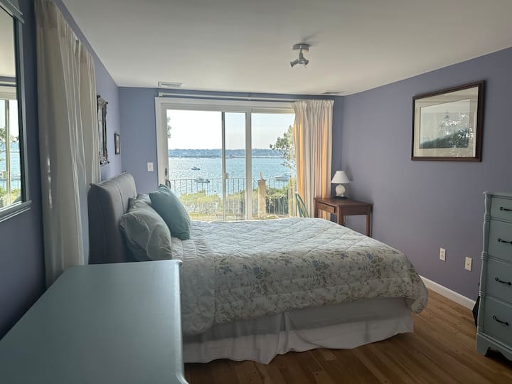 ห้องนอนที่สมบูรณ์แบบพร้อมเตียงควีนไซส์ ตู้ลิ้นชัก และโต๊ะเขียนหนังสือ วิวที่น่าตื่นตาตื่นใจและการเข้าถึงระเบียงวิวทะเลเพื่อชมเรือข้ามฟากและเรือใบในท่าเรือด้านนอกของไวน์ยาร์ดเฮเวน   มีห้องน้ำเต็มรูปแบบ 2 ห้อง