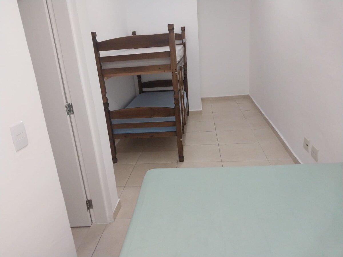 双层床，配有2张单人床垫 