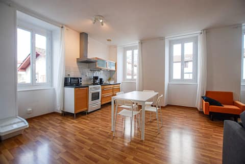 Bright two-bedroom apartment in the heart of St Palais