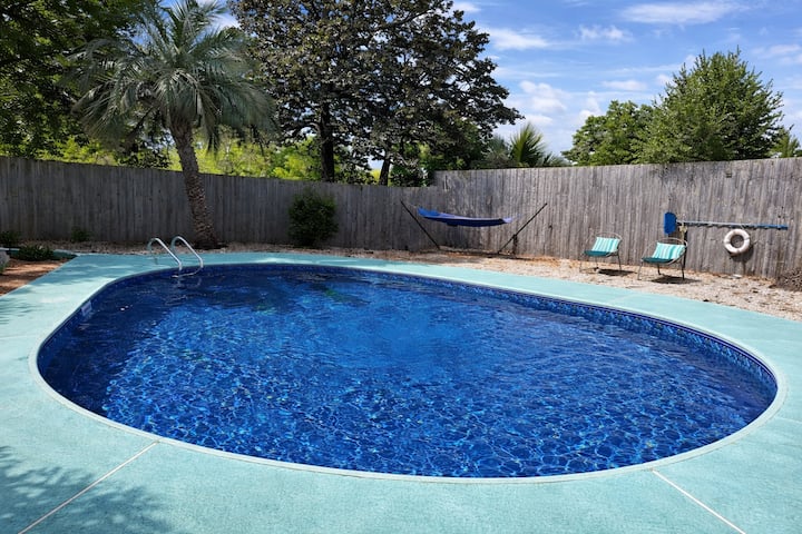 Superhost Oasis: Private Pool + Hot Tub + Pets! - Orange Park
