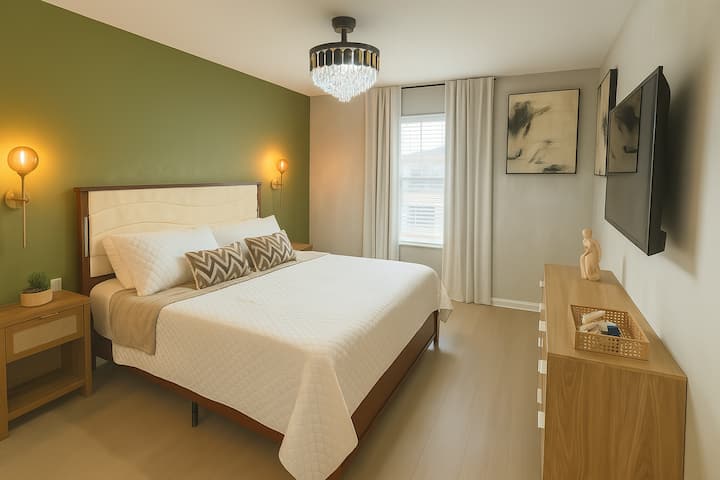 חדר שינה זוגי עם מיטת קינג סיי