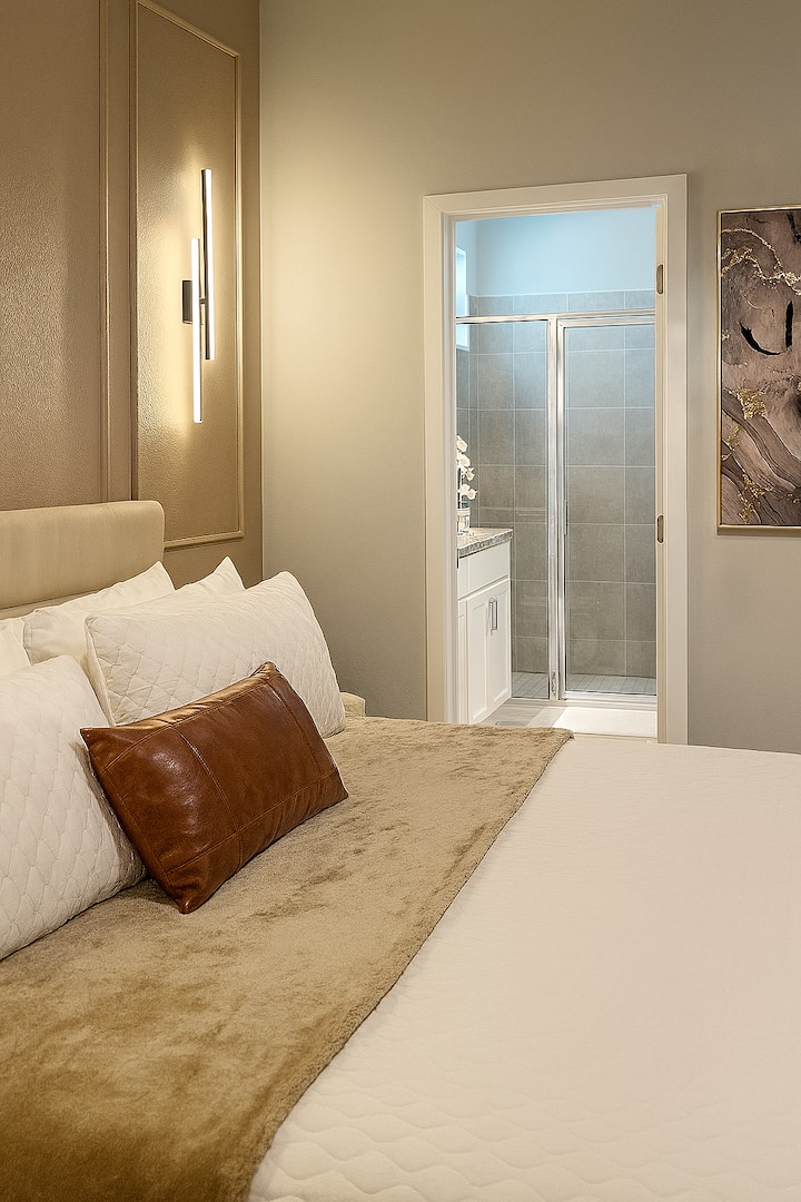 חדר שינה ראשי בסוויטה קינג סייז בקומת הקרקע