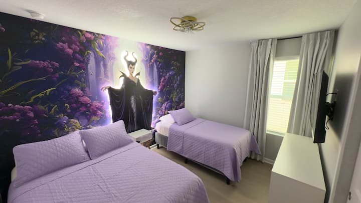 חדר שינה מלפיסנט לגברים בקומה העליונה עם מיטות מלאות וזוגיות