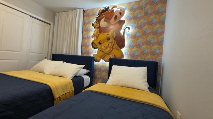 למעלה חדר שינה של אריה מלך עם מיטות זוגיות ויחיד. מחובר לחדר השינה של מיקי על ידי דלת Jack and Jill