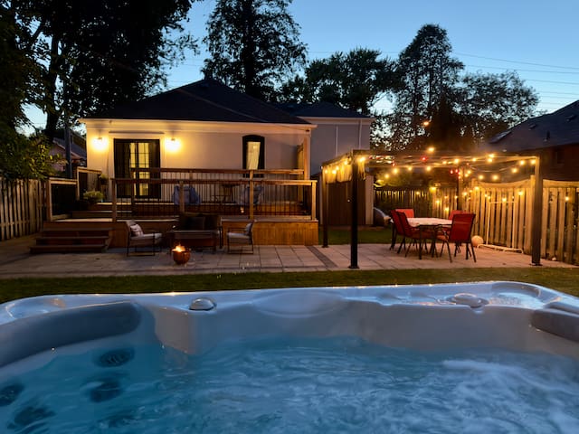 Hot Tub + 2 Prkg + 5BR: The Ultimate Holiday Home