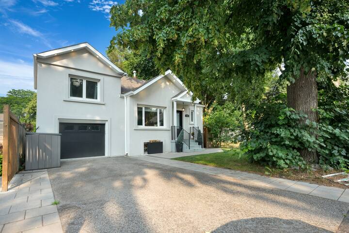 5 BR Sunny Park Spa Villa | Hot Tub | Bloor West gallery image 2