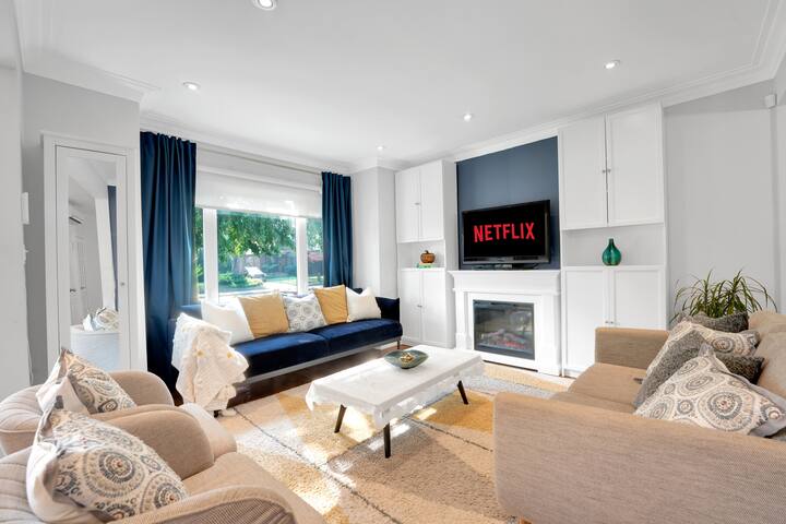 5 BR Sunny Park Spa Villa | Hot Tub | Bloor West gallery image 3