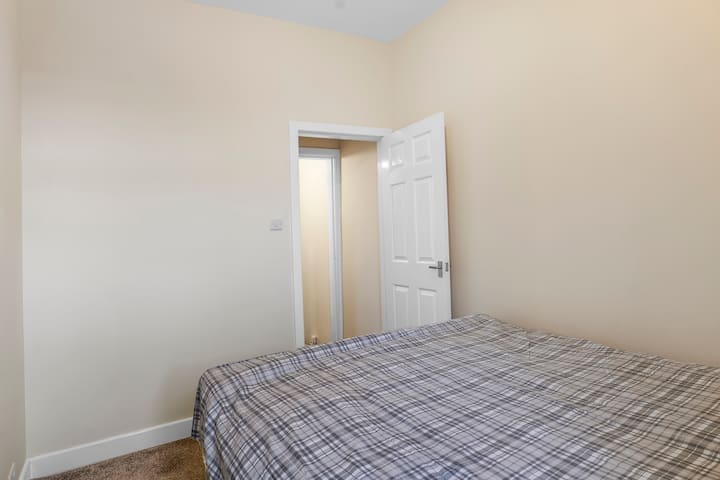 Amplia habitación doble con sábanas de primera calidad para un sueño reparador