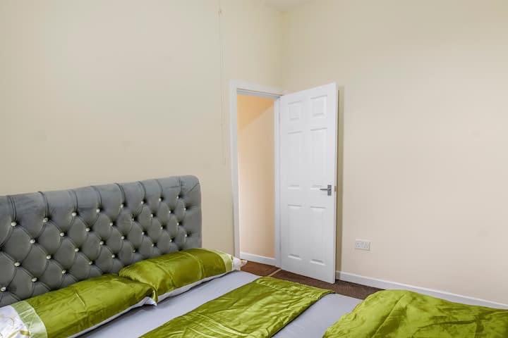 Amplia habitación doble con sábanas de primera calidad para un sueño reparador