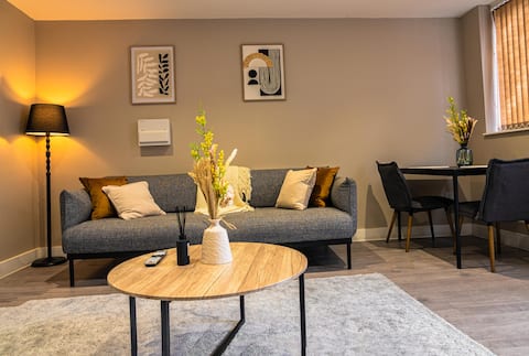 Successful Airbnb property: Quiet 1 Bedroom Flat with Secure Parking in Park