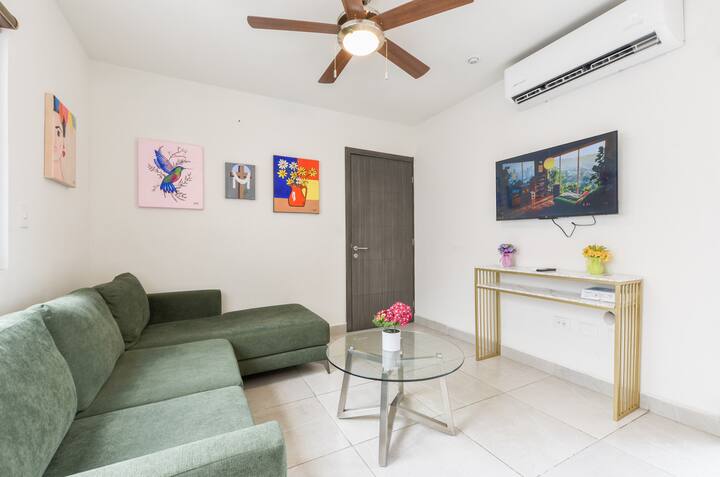 Sebule yenye kitanda cha sofa, roshani, Smart TV na eneo lenye kiyoyozi, inayofaa kwa ajili ya kupumzika na kufurahia ukaaji wenye starehe.