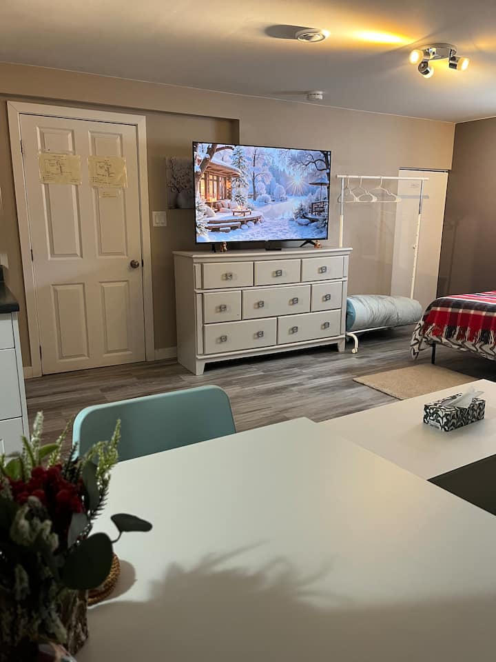 Cozy Private Suite /Free Parking | Self Check-in - Winnipeg