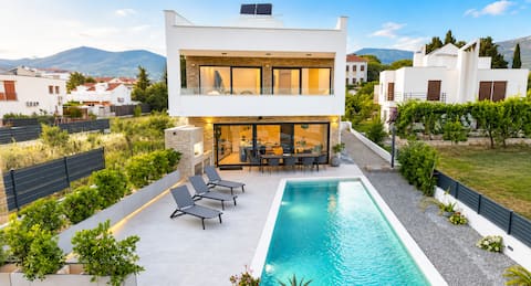Luxury beachfront villa/Pool/Parking