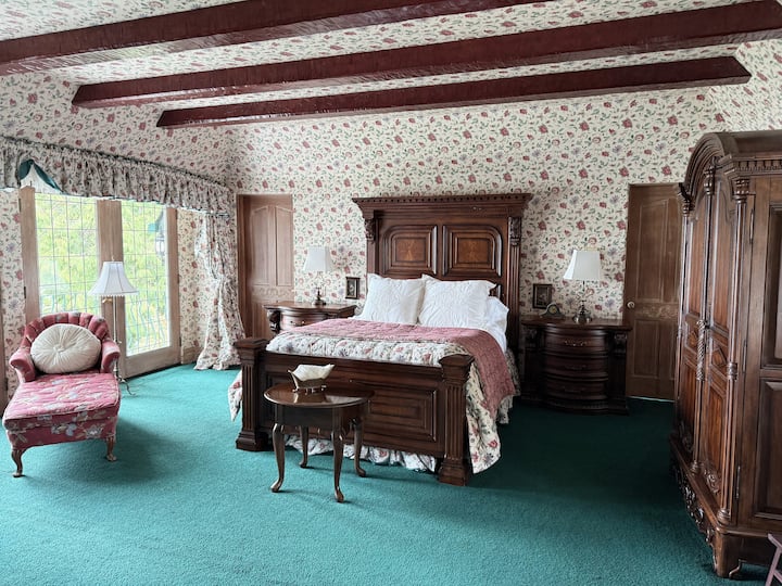  בחדר השינה הראשי תרגישו כמו בני מלוכה, עם קמין נעים, חדר הלבשה מרווח וחדר רחצה צמוד מפואר.