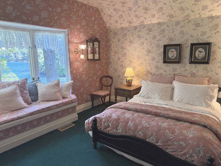 בחדר השינה הקסום הזה יש חדר ארונות מרווח וחדר רחצה פרטי צמוד.  