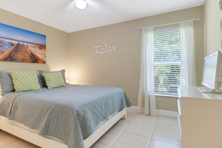 带电视的客房。