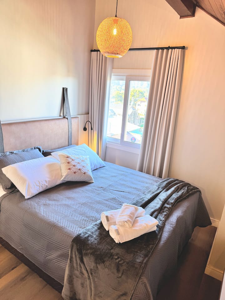 Апартман со сопствена бања и брачен кревет (широк 150-179 см). Има топол и ладен клима уред, со 50-инчен телевизор Samsung, со систем за стриминг Roku. Комплетен комплет кревет и бања. Има приватна домашна канцеларија во спалната соба. 