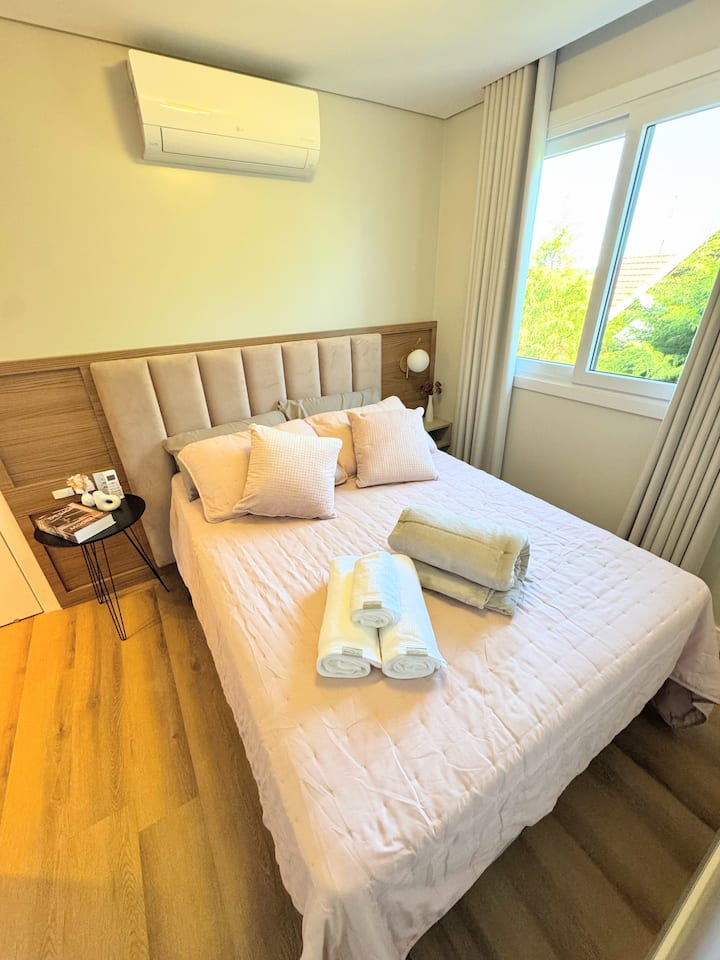 Апартман со двоен кревет и приватна бања. Има топол и ладен клима уред, со полн кревет и игра со бања, од брендот Karsten. Пространа гардероба со закачалки, пегла и приклучоци за USB-A и USB-C за уреди за полнење. 