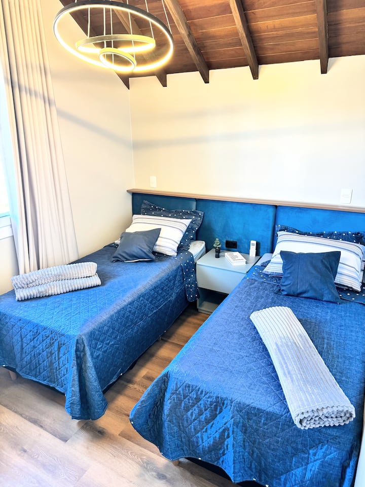 Соба со два единечни кревета, топол и ладен клима уред, постелнина и пространа гардероба. Пеглата за пропусница е вклучена во сместувањето. 